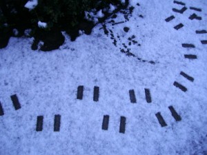 Las huellas de los chanclos parecen el kanji de 'dos'